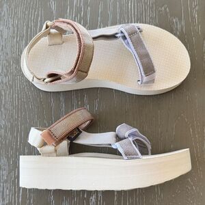Teva Platform Women’s Metallic Universal Sandals  Casual Shoes Size 8 EUC